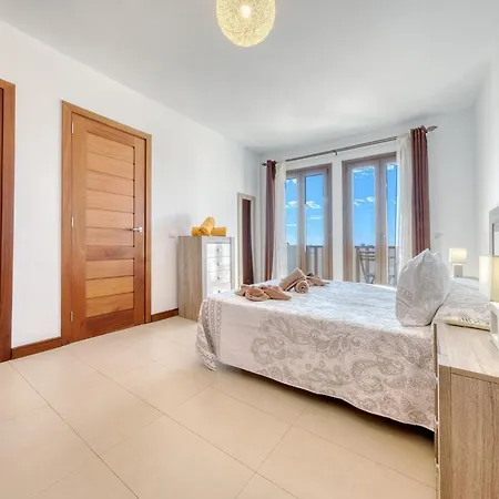 Bella Vista Mountain Views & Shared Pool Puerto Calero
